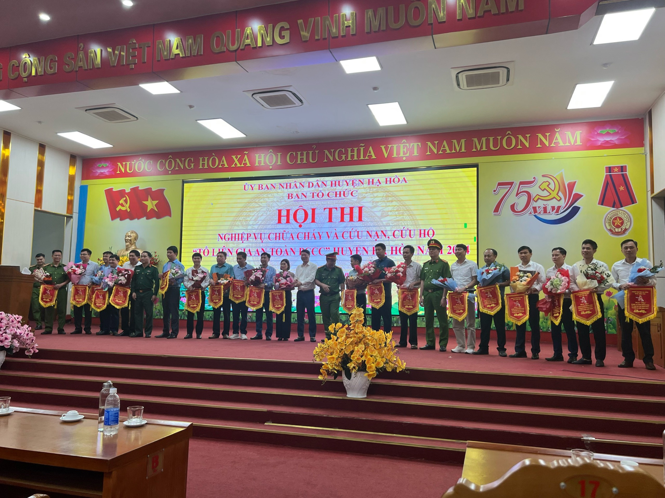 BCH Hội Nông dân, niệm kỳ 2023-2028 cùng các đại biểu lãnh đạo Đảng ủy, Huyện Hội Nông dân Hạ Hòa